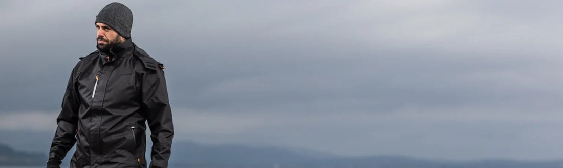 Geen nat pak meer: alles wat je moet weten over regenkleding normeringen