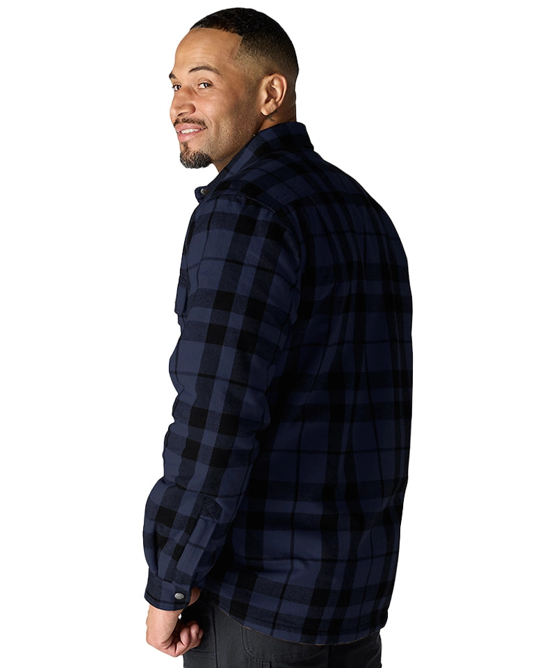 Carhartt gevoerd overhemd 107017 aan model achterkant