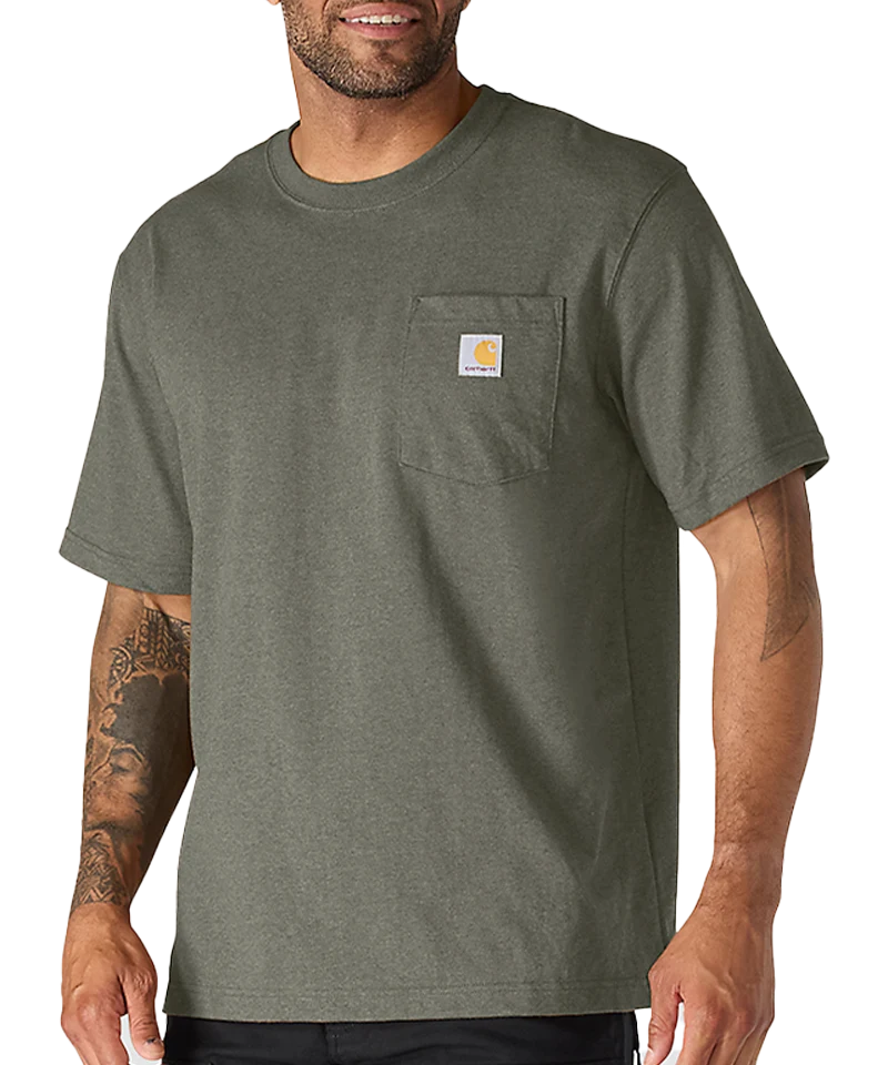 Carhartt t-shirt met borstzak K87 groen aan voorkant